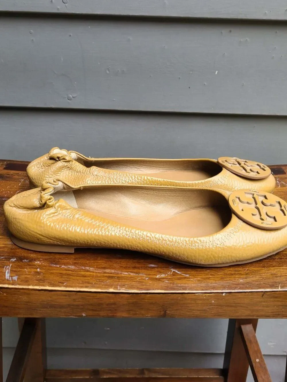 Tory Burch Reva Pebbled Leather Ballet Flats 8 1/2 in Camel